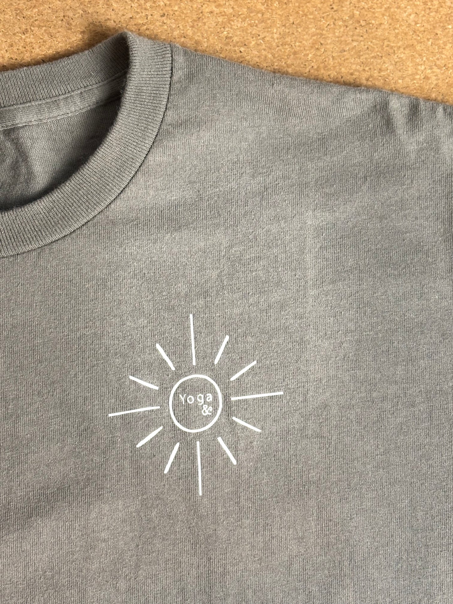 Camiseta de Yoga, Pilates y Sol Gris Oscuro